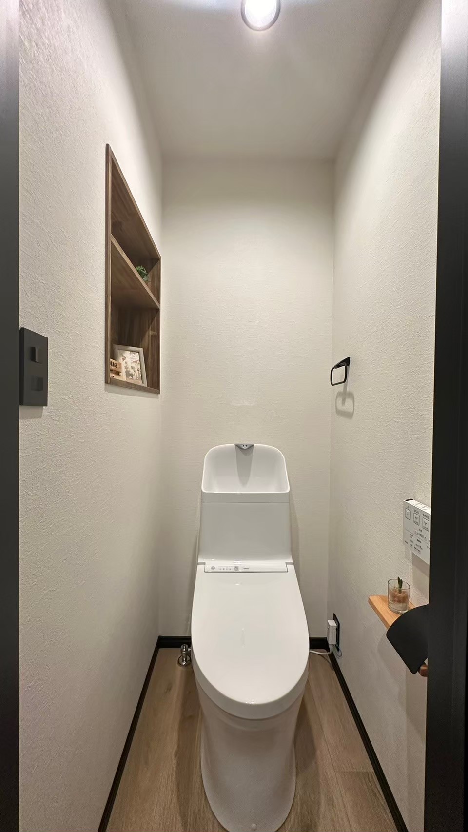 賃貸リフォーム施工事例｜木のニッチ収納を備えたトイレ